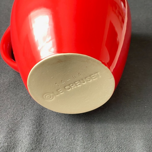 New Le Creuset Stoneware 2-Quart Pitcher (Cherry Red) - Picture 4 of 4